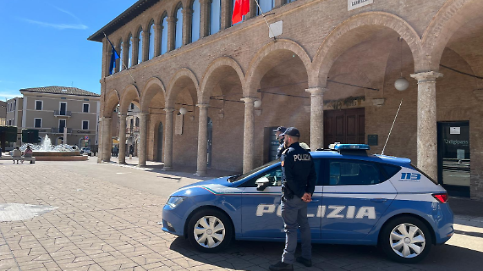 Tampona un'auto, tenta la fuga e aggredisce vittima e poliziotti: arrestato un 39enne