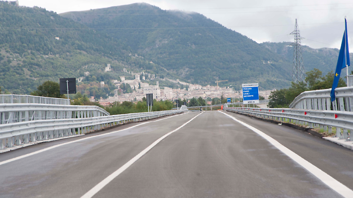 Incidente sulla 219, centauro ferito: si cerca auto pirata