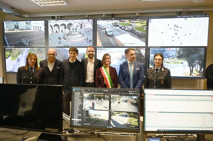 Maxi videowall per controllare le 400 telecamere sul territorio: la nuova centrale operativa della polizia locale