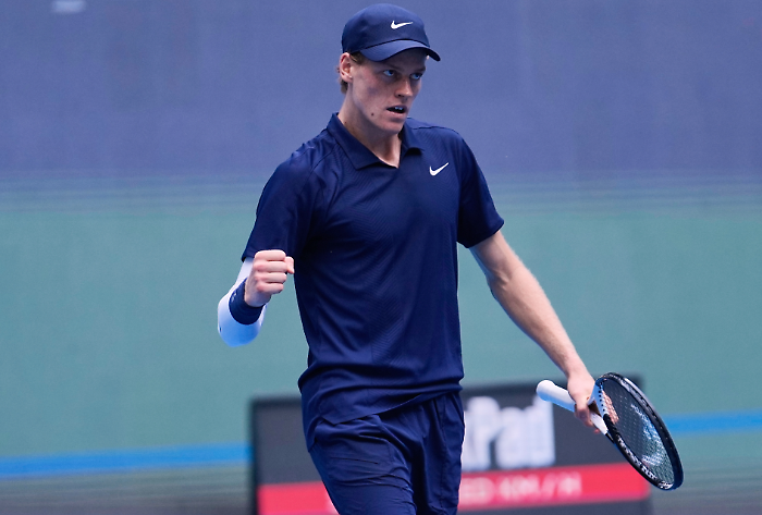 Jannik Sinner esordisce contro Tsitsipas al Six Kings Slam: orario, dove vederlo e precedenti 