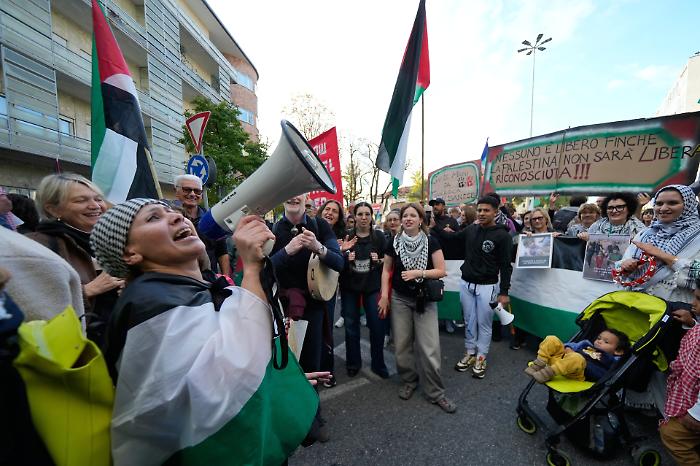 Udine sotto tensione: scontri e feriti al corteo pro Palestina nel giorno di Italia-Israele