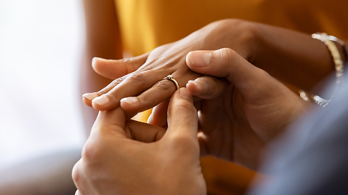 Matrimoni falsi per i permessi di soggiorno: arrestato organizzatore che intascava oltre 10mila euro a cerimonia 