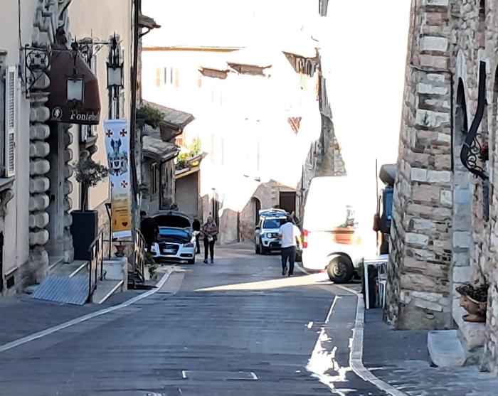 Furgone si sfrena lungo la strada: colpite due auto in sosta