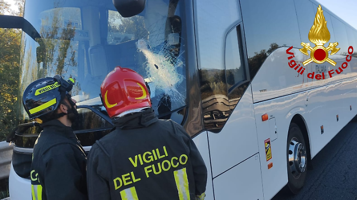 Incidente sulla A1, autobus turistico colpito da un palo di ferro durante la marcia 