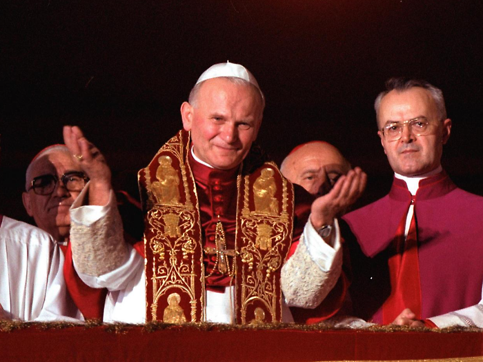 Il 16 ottobre 1978, dopo 4 secoli, fu eletto un Papa non italiano: Karol Wojtyla che divenne Giovanni Paolo II