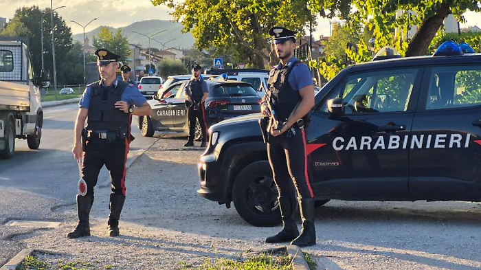 Sorpreso mentre cedeva droga, aveva in casa 21mila euro in contanti: arrestato 33enne