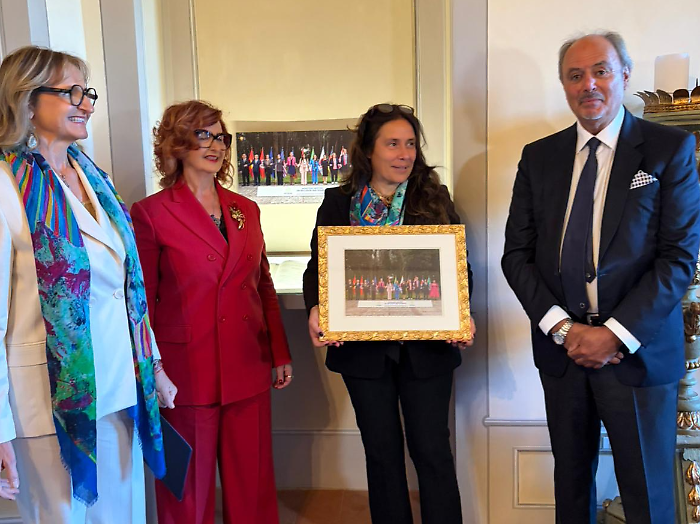 Il ministro Alessandra Locatelli consegna la copia originale della Carta di Solfagnano alla famiglia Colaiacovo: il video 