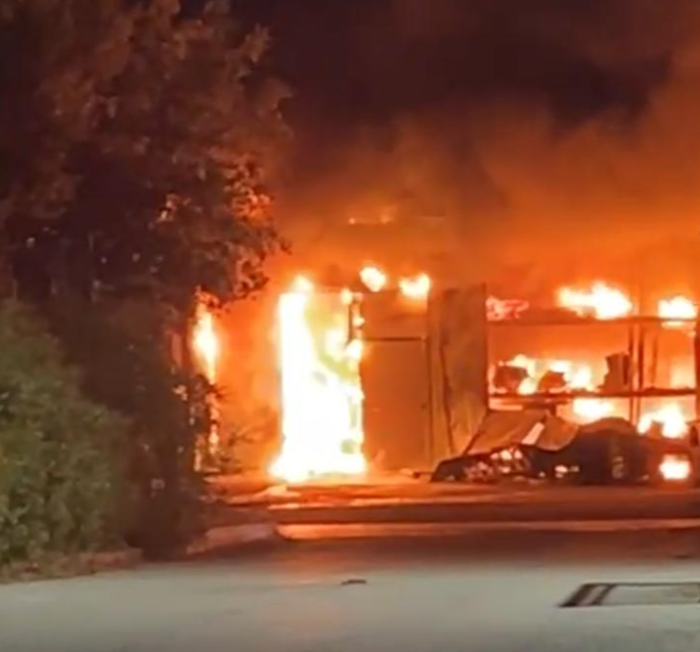 Grosso incendio alla MB elettronica, sul posto vigili del fuoco e 118