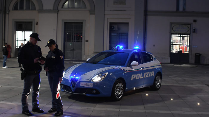 Tenta di rubare la borsa a una donna, la colpisce in testa con una busta e scappa: denunciato 40enne
