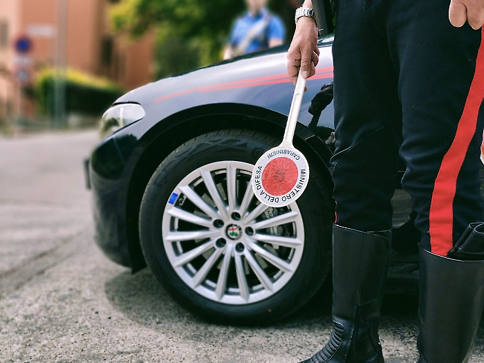 Ingannano la localizzazione del braccialetto elettronico per vedersi, ma vengono beccati in auto dai carabinieri: arrestato 44enne