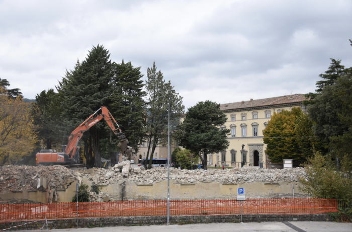 Demolita l'ultima parete dell’ex scuola Garibaldi: al suo posto un parcheggio da 93 posti