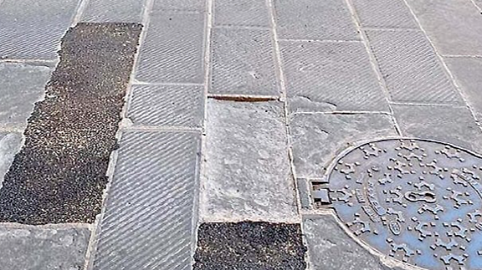 Cade per una buca e viene multata