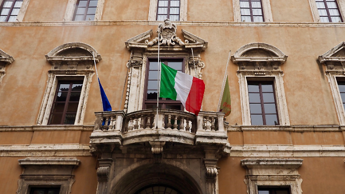 Bandiere a mezz'asta anche in Umbria per i tre carabinieri deceduti   