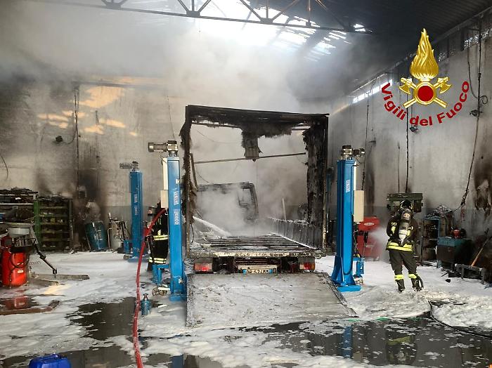 Incendio in un'officina tra Terni e Narni: le fiamme distruggono furgone in riparazione e il locale. Crolla parte del tetto