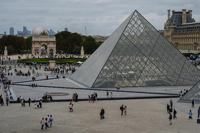 Rapina in pieno giorno al Louvre: rubati i gioielli di Napoleone. "Il colpo è durato 7 minuti"
