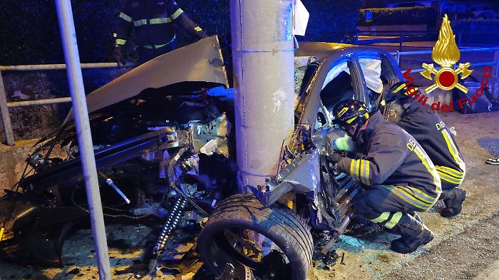 Auto si schianta nella notte contro un palo: conducente di 30 anni ferito 