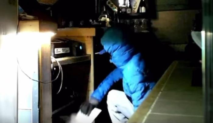 Furto in diretta in un ristorante di Perugia: ladro ripreso nei video. La denuncia del titolare su Facebook