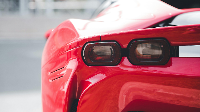 Acquistano una Ferrari da 165mila euro con assegni falsi: denunciate sette persone