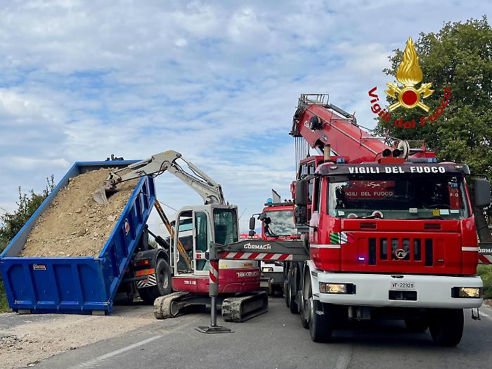 San Marco di Montefalco, camion in bilico sul ciglio della strada: intervento dei Vigili del fuoco