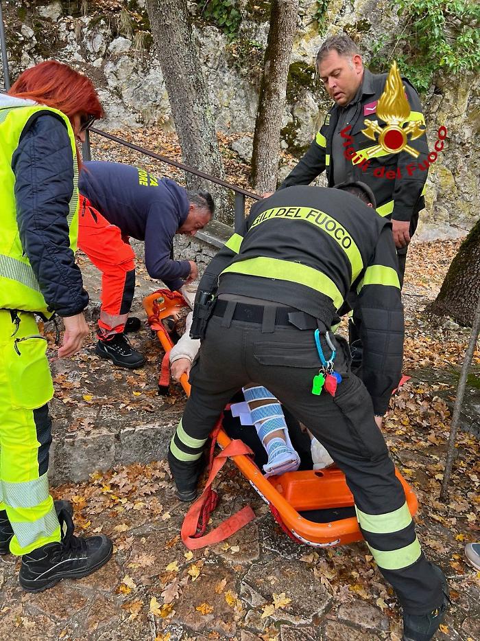 Cade durante il percorso del santuario di Santa Rita: ferita e soccorsa dai vigili del fuoco