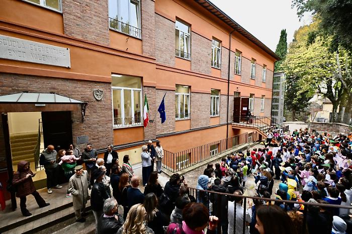Oltre 200 bambini tornati tra i banchi di scuola del Valentini a Elce: l'inaugurazione con la sindaca Ferdinandi
