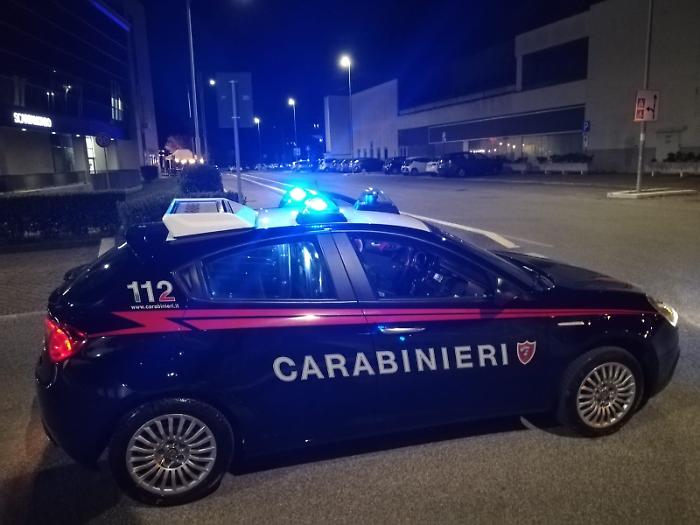 Terni, si presenta a casa della madre per chiederle denaro e prende a calci la porta d’ingresso: arrestato 39enne