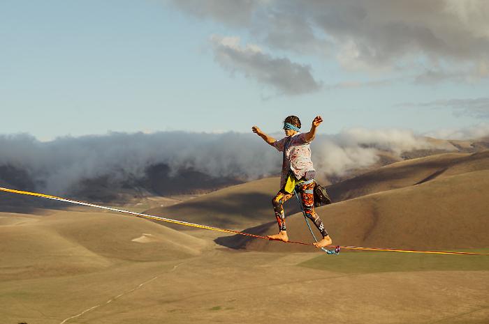 Funamboli da record a Castelluccio di Norcia, sospesi nel vuoto per due chilometri sopra il Pian Grande