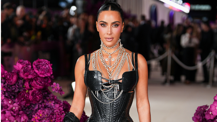 Kim Kardashian rivela di avere un'aneurisma cerebrale: "Quando ero sposata con Kanye West  soffrivo di psoriasi. Ora è tornata". Com'è oggi il rapporto l'ex marito 