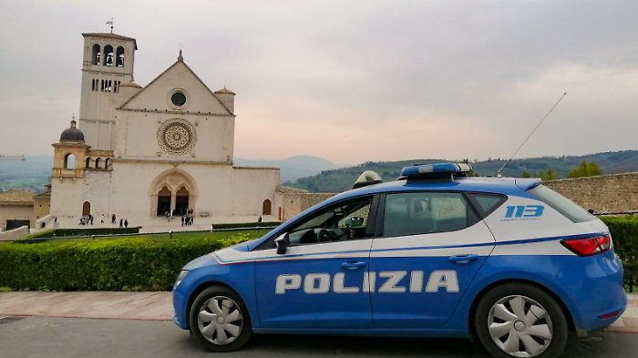 Scoppia una lite, lui cerca di soffocarla e la colpisce al viso: arrestato 32enne per maltrattamenti 
