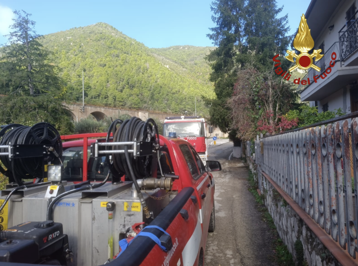 Lavatrice in fiamme in via Trevi: intervengono i vigili del fuoco, salvi i due anziani