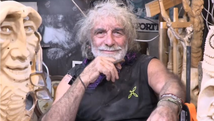 Chi è Mauro Corona. I problemi con il padre, il rapporto con Bianca Berlinguer, l'alcolismo: "Molti dei miei libri sono nati grazie a sbornie"