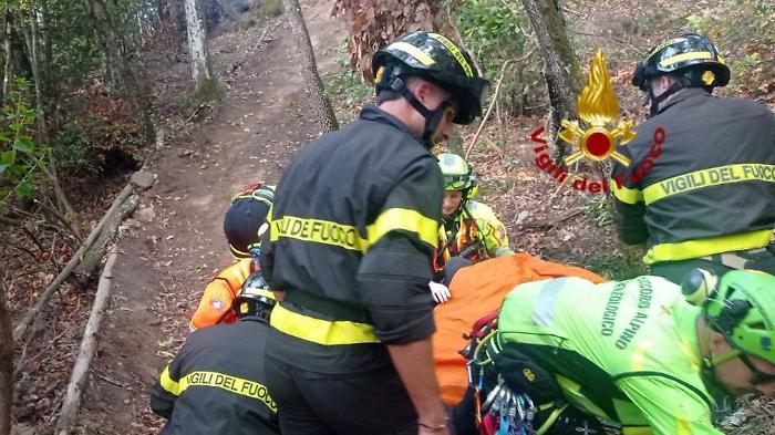 Ciclista cade in una zona boschiva: soccorso da 118, vigili del fuoco ed elisoccorso