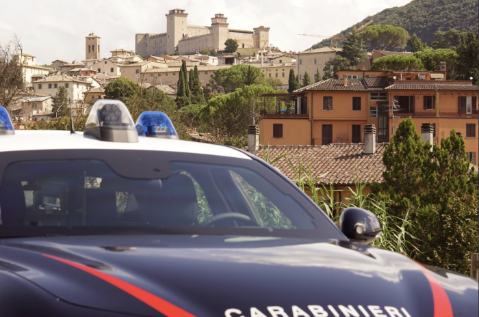 Rubano la borsa a un'anziana di 81 anni e usano la sua carta di credito: denunciate tre persone 