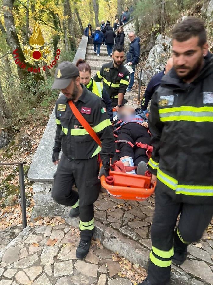 Perde l'equilibrio, cade a terra e si frattura la caviglia. I vigili del fuoco recuperano la donna 