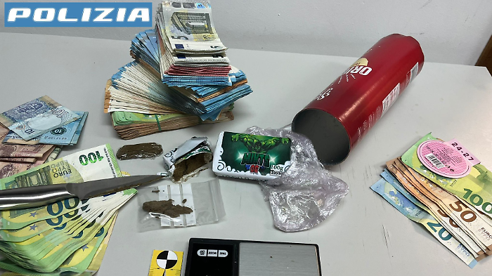 Sorpreso a spacciare in Piazza San Domenico: arrestato tunisino con 130 grammi di hashish e 20mila euro in contanti