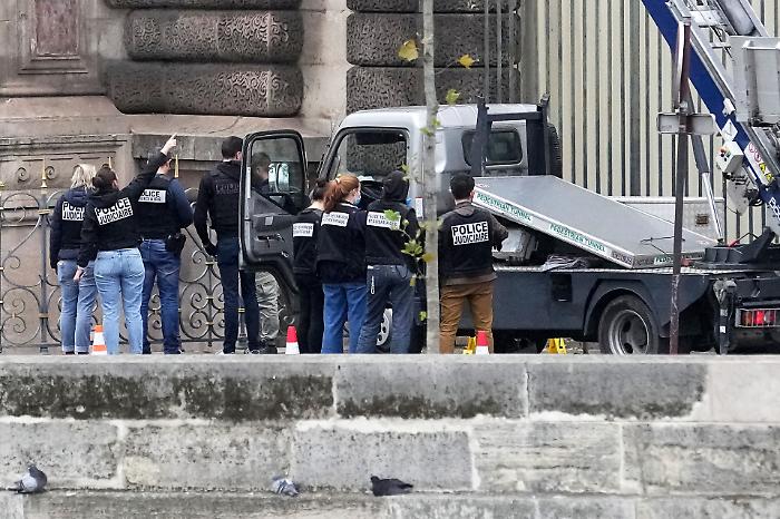 Parigi, arrestati due sospetti per il furto al Louvre
