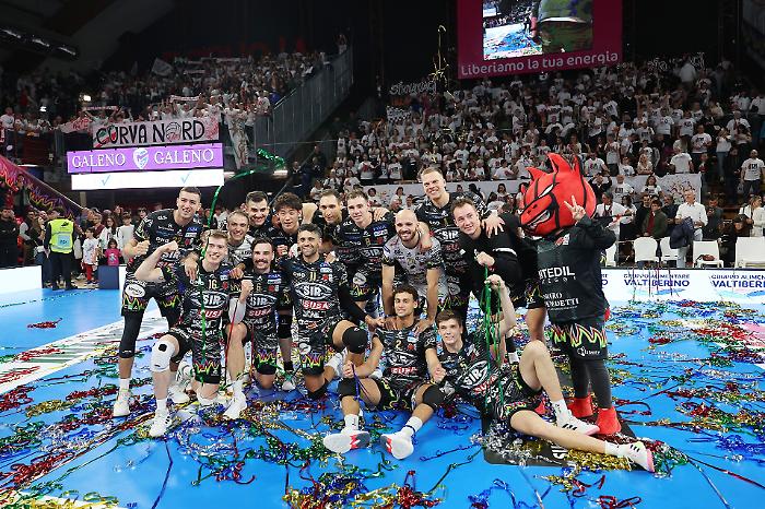 La Sir fa festa al tie-break, la Lube deve inchinarsi 3-2