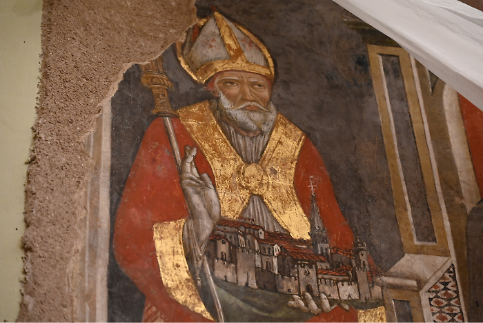 Basilica di Norcia, ritrovato affresco di San Benedetto che sorregge la città: il video