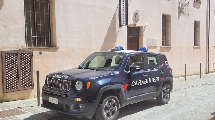 Viene sorpreso con la droga in casa e aggredisce un carabiniere: arrestato 41enne tunisino già ai domiciliari 