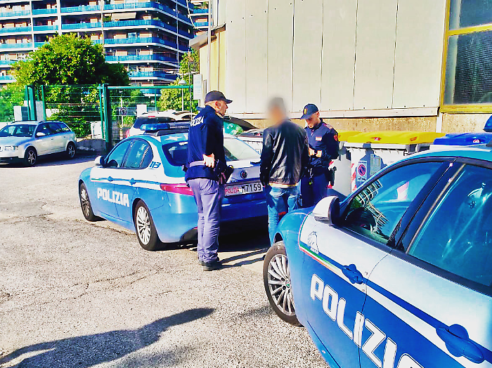 Viola il divieto di avvicinamento alla madre, l'aspetta vicino al pianerottolo di casa e l'aggredisce: arrestato 32enne 