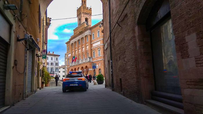 "Il tuo cane è troppo aggressivo" e il padrone lo picchia per strada: denunciato 49enne 