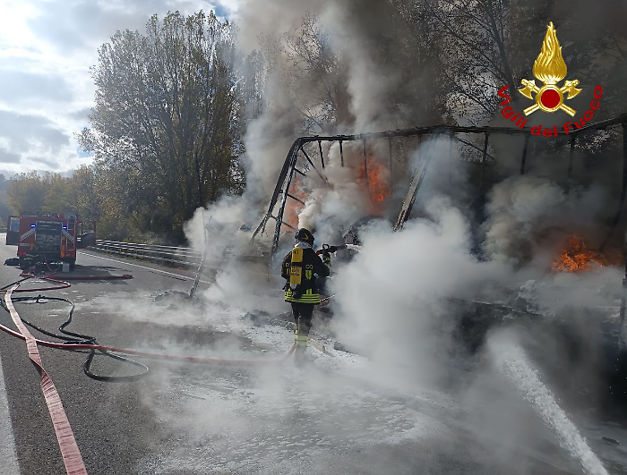 Autocarro in fiamme a Casacastalda. Strada momentaneamente chiusa in direzione Perugia 