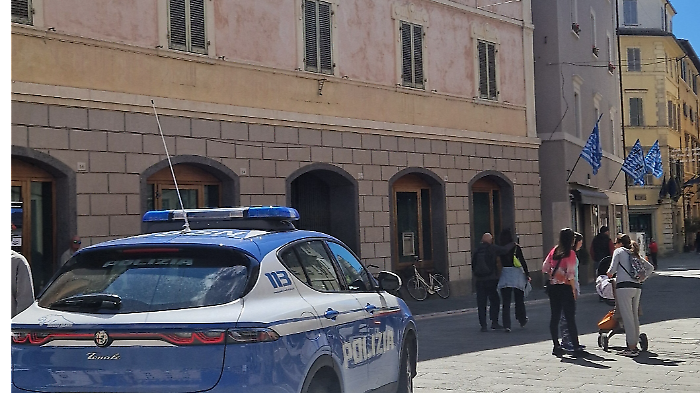 Distrae i farmacisti e nasconde creme di bellezza nei vestiti. Denunciata 38enne romena 