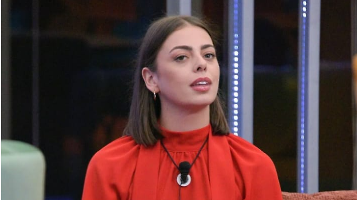 Grande Fratello, chi è Benedetta Stocchi: età, vita privata, carriera e l'atteso confronto con Valentina. "Una piccola spacca cuori"