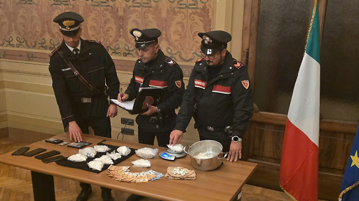 Girava in bici con addosso cocaina e crack, scatta il blitz in casa: il complice stava nascondendo più di un kg di droga. Arrestati due giovani