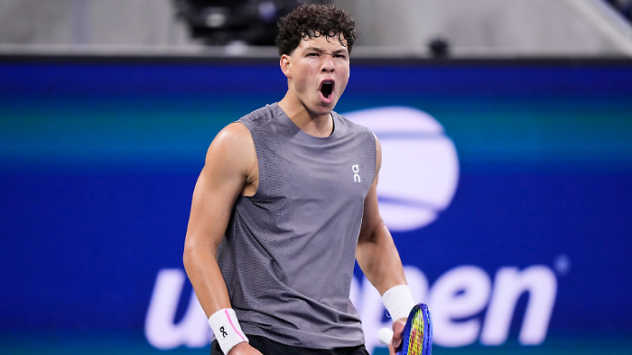 Ben Shelton, le 7 curiosità sull'avversario di Jannik Sinner a Parigi: il padre tennista, la fidanzata, la superficie preferita, l'idolo 