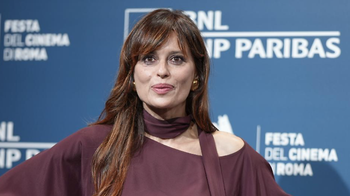 Claudia Pandolfi, chi è l'attrice: la svolta con Miss Italia, la relazione con una donna e i tre matrimoni