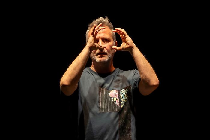 Terni, al teatro Secci "Autoritratti" scritto e interpretato da Davide Enia