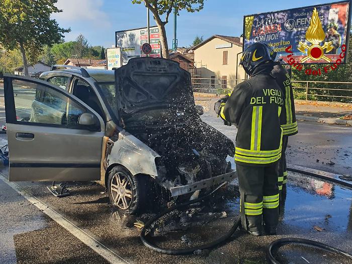 Scappa dall'auto gpl a fuoco: fumo e fiamme dal mezzo in viale Prati a Terni