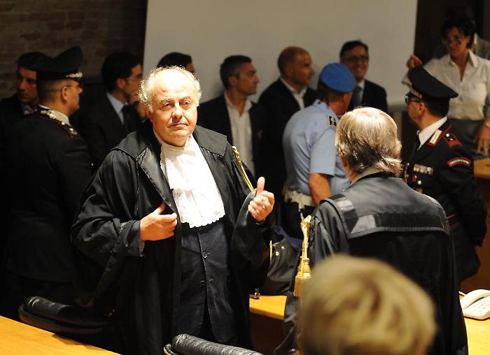 Omicidio Meredith Kercher, l'ex pm Mignini: "Un insospettabile in fuga verso l'estero"